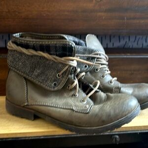 Rock & Candy by Zigi booties. Looks vintage.